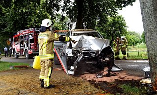 Ein 24-Jähriger aus Bünde war mit seiner S-Klasse gegen einen Baum an der Kilverstraße in Rödinghausen gekracht. Am Auto entstand ein Totalschaden. - Niklas Krämer