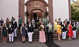 Im Mittelpunkt des Höxteraner Schützenwesens: Die neue Königin Sandra Vogt gemeinsam mit Schützenkönig Frank Wiesemann vor der Nikolaikirche. - Thomas Kube