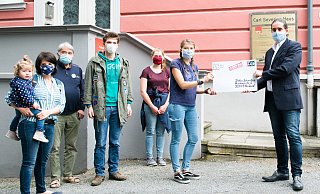 Svenja Winkler (v. l.), und Max Klinger von den Parents for Future, Henning Olfermann, Julie Mettenbrink und Phöbe Schröder von Fridays for Future überreichen ihren Brief an Karsten Dogar. - Ralf Bittner