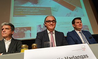 Auf dem Podium: Referent Heiner Barz (v.l.) der Gütersloher Integrationsratsvorsitzende Panagiotis Varlangas und Staatssekretär Thorsten Klute. - Raimund Vornbäumen
