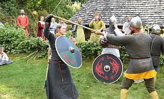 Dass in der Wikingerzeit auch Frauen gekämpft haben, um sich zu verteidigen, wird bei den Schaukämpfen auf der Wiese deutlich. Eine der Darstellerinnen stellt sich dem Kampf mit einem Krieger. - Karin Prignitz