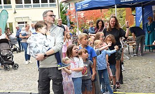 Kinder und Eltern gehen beim Auftritt von "Krawallo" am Sonntagnachmittag gleichermaßen mit, singen, springen und recken die Hände in den Himmel. - Karin Prignitz