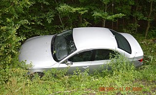 Ein Mann aus Petershagen ist mit seinem Auto im Graben gelandet. Offenbar stand er unter Alkoholeinfluss. - Foto: Polizei Bückeburg