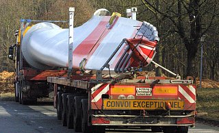 Ein 36-jähriger Lkw-Fahrer aus Weißrussland hatte den Schwerlasttransport offenbar übersehen. - Symbolbild Picture Alliance