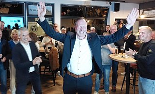 Nach 16 Jahren mit Werner Peitz an der Spitze der Stadtverwaltung wird nun wieder ein CDU-Mann Bürgermeister in Delbrück. Johannes Lindhauer nahm im Sportheim des Delbrücker SC viele Glückwünsche entgegen. - Regina Brucksch