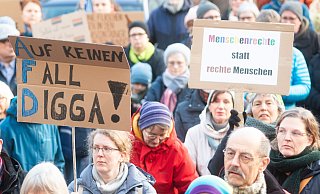 Mehr als 30 Gruppen, Vereine und Co. haben zum Protest gegen die rechtsextreme Demo am kommenden Samstag in Herford aufgerufen. Erwartet werden rund 1.000 Menschen. - Symbolbild: Ralf Bittner
