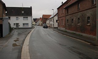 An der Kirchstraße (Foto) und an der Bornstraße in Hembsen soll es künftig mehr Grün geben. Die Fahrbahnen werden schmaler. Vermutlich nach den Sommerferien werden hier die Bauarbeiten beginnen. - Mathias Brüggemann