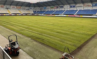 Seit Montag liefen die Arbeiten. Nun ist der neue Rollrasen in der Benteler-Arena verlegt. Am Freitag folgt der erste Rasenschnitt, am Samstag steigt auf dem Grün das SCP-Heimspiel gegen Dresden. - SC Paderborn 07