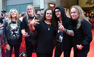 Die Thrash-Metal-Band Kreator und Regisseurin Cordula Kablitz-Post bei der Premiere von „Kreator – Hate & Hope“. - imago/Revierfoto