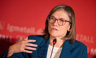 Die IG-Metall-Chefin fordert ein Standortbekenntnis von Unternehmen - und ein Ende von Debatten über vermeintlich faule Beschäftigte. (Archivbild) - Georg Wendt/dpa