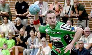Überragend: Mennighüffens Linksaußen Simon Harre schließt in dieser Szene vom Heimspiel gegen Brake erfolgreich einen Tempogegenstoß ab. Am Ende kommt er auf elf Feldtore. - Jürgen Krüger