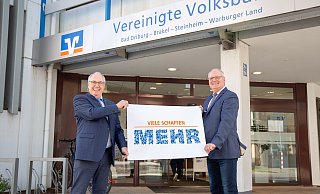 Vorstandsvorsitzender Paul Löneke (l.) und Frank Golüke, Leiter Privatkundenbetreuung, werben für das neue Crowdfunding-Projekt der Vereinigten Volksbank für Vereine. - Vereinigte Volksbank