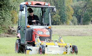 Auf acht Zentimeter genau: Radar-Archäologin Tanja Trausmuth scannt den Boden ab. - Burkhard Battran