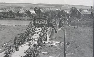 Am 7. April 1945 ist die Brücke in Beverungen von Wehrmachtssoldaten gesprengt worden. Nur einen Tag später eroberten die US-Sodaten nach heftigen Kampfhandlungen trotzdem die andere Weserseite in Lauenförde und errrichteten eine Pontonbrücke. Der Vormarsch des US-Streitkräfte war somit gerade einmal 48 Stunden gestoppt worden. Fast 40 Menschen aber in diesen zwei Tagen aber ihr Leben. - Repro: Torsten Wegener