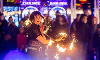 Feuerkünstlerin Nicole am Eröffnungstag beim Weihnachtsmarkt «Winterzauber» in Berlin-Lichtenberg. - Christoph Soeder/dpa