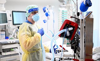 Ralf Berning ist Intensivpfleger im Evangelischen Klinikum Bethel. Zu viele Ungeimpfte, Personalmangel, abgebaute Intensivbetten, fehlende Handlungsbereitschaft in der Politik – all das macht ihm Angst. - Mario Haase