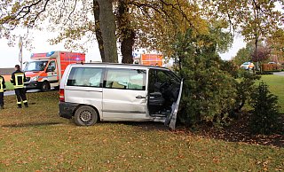 Der 47-jährige Fahrer und sein 13-jähriger Beifahrer aus dem DB Vito wurden verletzt ins Krankenhaus gebracht. - Polizei Minden-Lübbecke