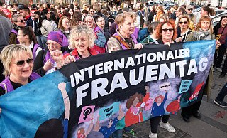 Mehr Rechte für Frauen forderten rund 1.000 Demonstrierende auf der Demo zum Internationalen Frauentag in Bielefeld. - Michaela Heinze Mehr Rechte für Frauen forderten rund 1.000 Demonstrierende auf der Demo zum Internationalen Frauentag in Bielefeld. - Michaela Heinze