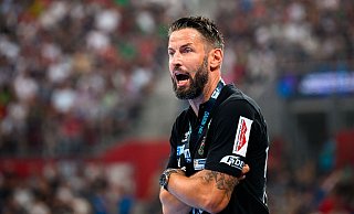 Magdeburgs Trainer Bennet Wiegert hat Kritik an der zu kurzen Pause nach den Olympischen Spielen geäußert. - Marco Wolf/dpa