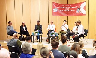 Anton Großekathöfer (l.) und Tim Vorspel (re.) befragten (v.l.) Christiana Bauer (CDU), Dominic Halla (Grüne), Ingo Nürnberger (SPD), Onur Ocak (Linke) und Jasmin Wahl-Schwentker (FDP) bei der Podiumsdikussion der OB-Bewerber. - Peter Unger Anton Großekathöfer (l.) und Tim Vorspel (re.) befragten (v.l.) Christiana Bauer (CDU), Dominic Halla (Grüne), Ingo Nürnberger (SPD), Onur Ocak (Linke) und Jasmin Wahl-Schwentker (FDP) bei der Podiumsdikussion der OB-Bewerber. - Peter Unger