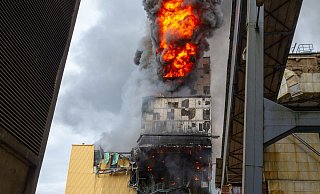 Von der Rauchgas-Anlage blieben nach dem Brand nur noch Teile über. Die Feuerwehr ließ das Gebäude komplett abbrennen. - Feuerwehr Porta Westfalica/Michael Horst