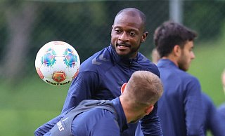 David Kinsombi beim Training des SC Paderborn: Nach seiner langen Verletzungspause ist er wieder voller Einsatzbereitschaft auf dem Platz anzutreffen. - Oliver Krato David Kinsombi beim Training des SC Paderborn: Nach seiner langen Verletzungspause ist er wieder voller Einsatzbereitschaft auf dem Platz anzutreffen. - Oliver Krato