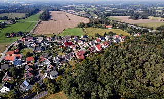 Das interkommunale Gewerbegebiet nördlich der A 2 (rechts oben) könnte in ein paar Jahren Realität werden. Der Entwurf des neuen Regionalplans sieht die Fläche zwischen Isselhorster und Bielefelder Straße (im Vordergrund mit der Siedlung Pausheide) erstmals vor. - Roland Thöring