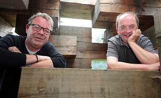 Hans Hermann Jansen (r.), Klosterlandschaft OWL, und Stefan Brams, Kulturchef dieser Zeitung, im Holzhaus. - Wolfgang Rudolf