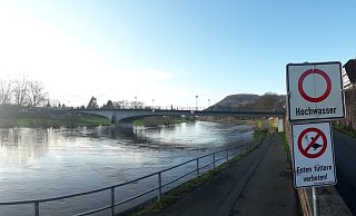 Ein Bild aus dem Jahr 2020: Schilder warnen in Höxter vor dem Hochwasser. Der Radweg unter der Weserbrücke war nicht mehr passierbar. Inzwischen ist hier überall Baustelle. - David Schellenberg