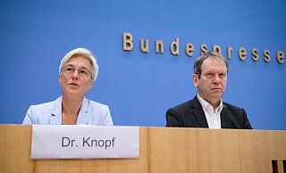 Attestieren dem Klimakurs der Bundesregierung große Lücken: Hans-Martin Henning (r), Vorsitzender und Brigitte Knopf, stellvertretende Vorsitzende vom Expertenrat für Klimafragen. - Bernd von Jutrczenka/dpa