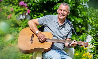 Ende August wird Lars Prüßner in den Ruhestand verabschiedet. Er freut sich schon darauf, mehr Zeit mit seiner Gitarre verbringen zu können. - Barbara Franke