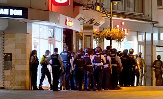 Am Freitagabend rücken gemeinsam mit den Spezialkräften Polizeibeamte durch den Schildern auf die Volksbank vor. - Ralph Meyer