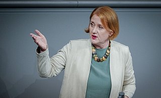 Bundesfamilienministerin Lisa Paus (Grüne) spricht im Bundestag. - Kay Nietfeld/dpa