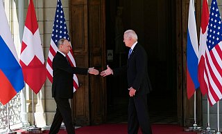 Der russische Präsident Wladimir Putin (l) und US-Präsident Joe Biden schütteln sich die Hände bei ihrem jüngsten Treffen in der 'Villa la Grange' in Genf. - Foto: Alexander Zemlianichenko/AP Pool/dpa