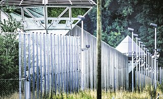 Die Haftanstalt verfügt ursprünglich über runde Mauerabschlüsse. Als 1979 bis 1982 die Terroristenabteilung (heute: Hochsicherheitstrakt) mit den prägnanten, oktaedrischen Beobachtungskanzeln entsteht, müssen die Mauern wieder kantig werden. - Andreas Frücht