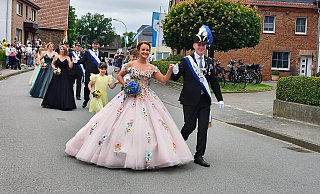 König Andreas und Königin Teresa Vieth begeisterten beim Festumzug durch Großeneder. Die Königin zog mit ihrer prachtvollen Robe alle Blicke auf sich. - Nicole Kuper