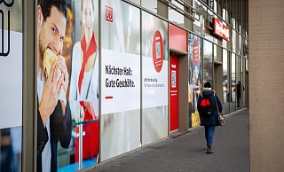 Eine Ladenfläche am Hauptbahnhof in Paderborn ist weiterhin unvermietet. Auch über Werbung am Schaufenster sucht die Deutsche Bahn potenzielle Mieter. - Niklas Tüns Eine Ladenfläche am Hauptbahnhof in Paderborn ist weiterhin unvermietet. Auch über Werbung am Schaufenster sucht die Deutsche Bahn potenzielle Mieter. - Niklas Tüns