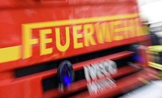 100 Einsatzkräfte der Feuerwehr sind aktuell im Einsatz. - picture alliance