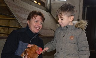 Der fünfjährige Alex besucht die neue Bauernhof-Kita und ist ganz begeistert auch von den Hühnern. Gabriele Coring-Sanker, die mit ihrer Familie eine Nebenerwerbslandwirtschaft auf dem Gelände an der Kaiserstraße betreibt, hatte die Idee für die ungewöhnliche Kita. - Mareike Patock