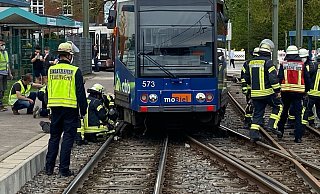 Die Stadtbahn auf der Weiche zwischen den Schienen. - Christian Mathiesen