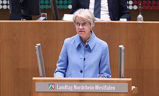 NRW-Schulministerin Dorothee Feller (CDU) im Landtag. Reichen die geplanten Milliarden für Bildung? - David Young/dpa