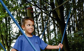 Mit viel Schwung: Ben (4, von vorne), Kian (6) und Luisa (3) lieben die Seilschaukel auf dem Trimmplatz in Obernbeck. FotoS: Christina Nahrwold - Christina Nahrwold