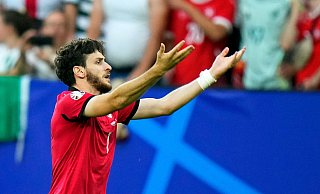 Georgiens Chwischa Kwaratschelia bejubelt das überraschende 1:0 gegen Portugal. - Alessandra Tarantino/AP