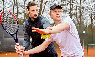 Der Hamburger Bruno Alexander spielt den jungen Boris Becker. Für die Produktion des RTL-Films "Der Spieler" bereitet sich der 22-Jährige bereits seit einigen Monaten mit Tennistrainer Christoph Radecke (37, links) aus Hamburg intensiv vor. - Morris Mac Matzen/TVNOW/obs