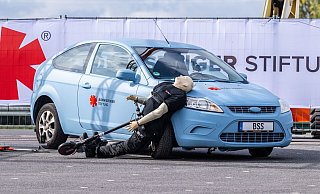 Crashtest mit einem E-Scooter: Ein abbiegendes Auto erfasst den Dummy - der prallt hart auf den Wagen. - Guido Kirchner/dpa