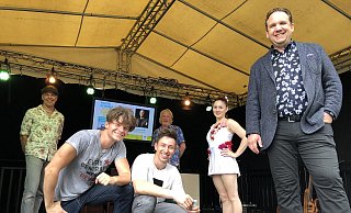 Das Diabolo-Duo Max (vorne v. l.) und Benno sowie (stehend v. l.) Tony Kaltenberg, Carsten Hormes, Rosalie Held und Matthias Brodowy. - Carmen Behrens