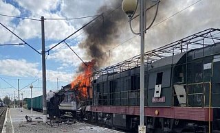 Viele Passagiere wurden bei dem Angriff auf einen Bahnhof in Schostka verletzt. - Uncredited/Ukrainian Railway Press Office via AP/dpa