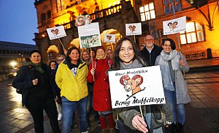 Setzten ein Zeichen: Diese Demonstranten am Dienstag vor dem Rathaus. - Sarah Jonek