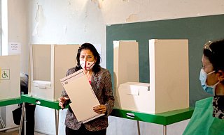 Salome Surabischwili, Präsidentin von Georgien, hält ihren Stimmzettel in einem Wahllokal während der Kommunalwahlen. - Foto: Shakh Aivazov/AP/dpa