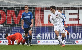 Heidenheims Torjäger Tim Kleindienst jubelt in der 81. Minute über seinen 2:1-Siegtreffer. SCP-Innenverteidiger Uwe Hünemeier (im Hintergrund) ist bedient. - picture alliance/dpa